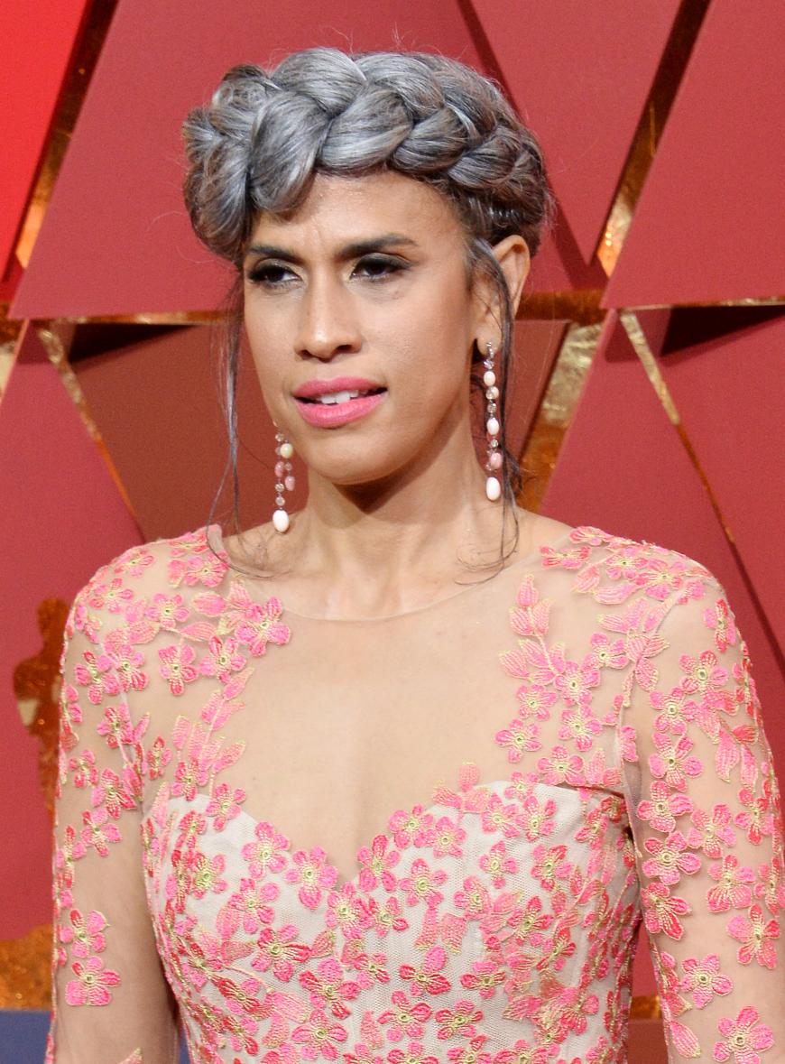 Mimi Valdes setzt auf Grau und Rosa, jedoch geht das definitiv nach hinten los. Über die Frisur braucht man nichts zu sagen und die zwei Strähnen vor den Ohren sehen aus wie Antennen...