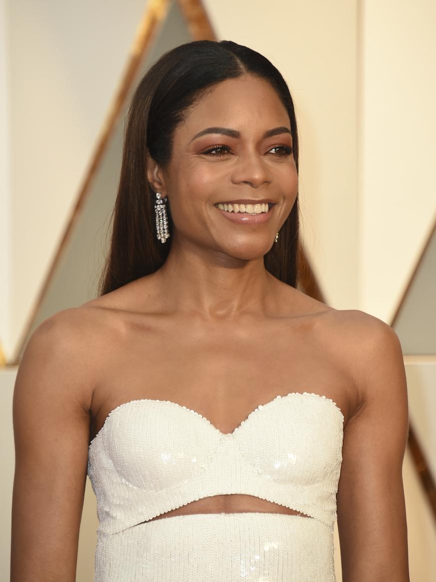 Tolle Frau, tolles Make-up! Der rötliche Lidschatten steht Naomie Harris ausgesprochen gut und auch der Sleek-Look bei den Haaren sieht super aus: Beide Daumen hoch!
