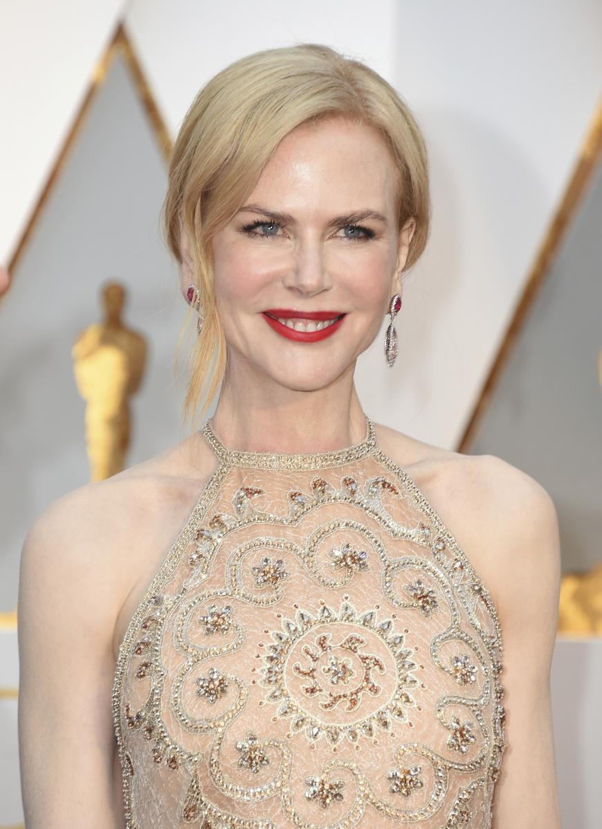 Nicole Kidman sah dieses Mal überraschend gut aus, der rote Lippenstift stand ihr bei den Oscars 2017 sehr gut und auch ihre Frisur war top!