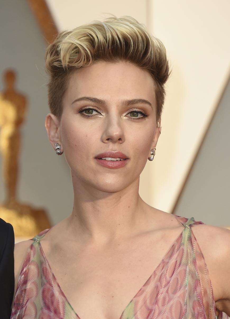 Scarlett Johansson erinnert an Elvis, die Tolle steht ihr einfach nicht. Das Augen-Make-up, das im Innenwinkel golden schimmert, ist dafür wunderschön.