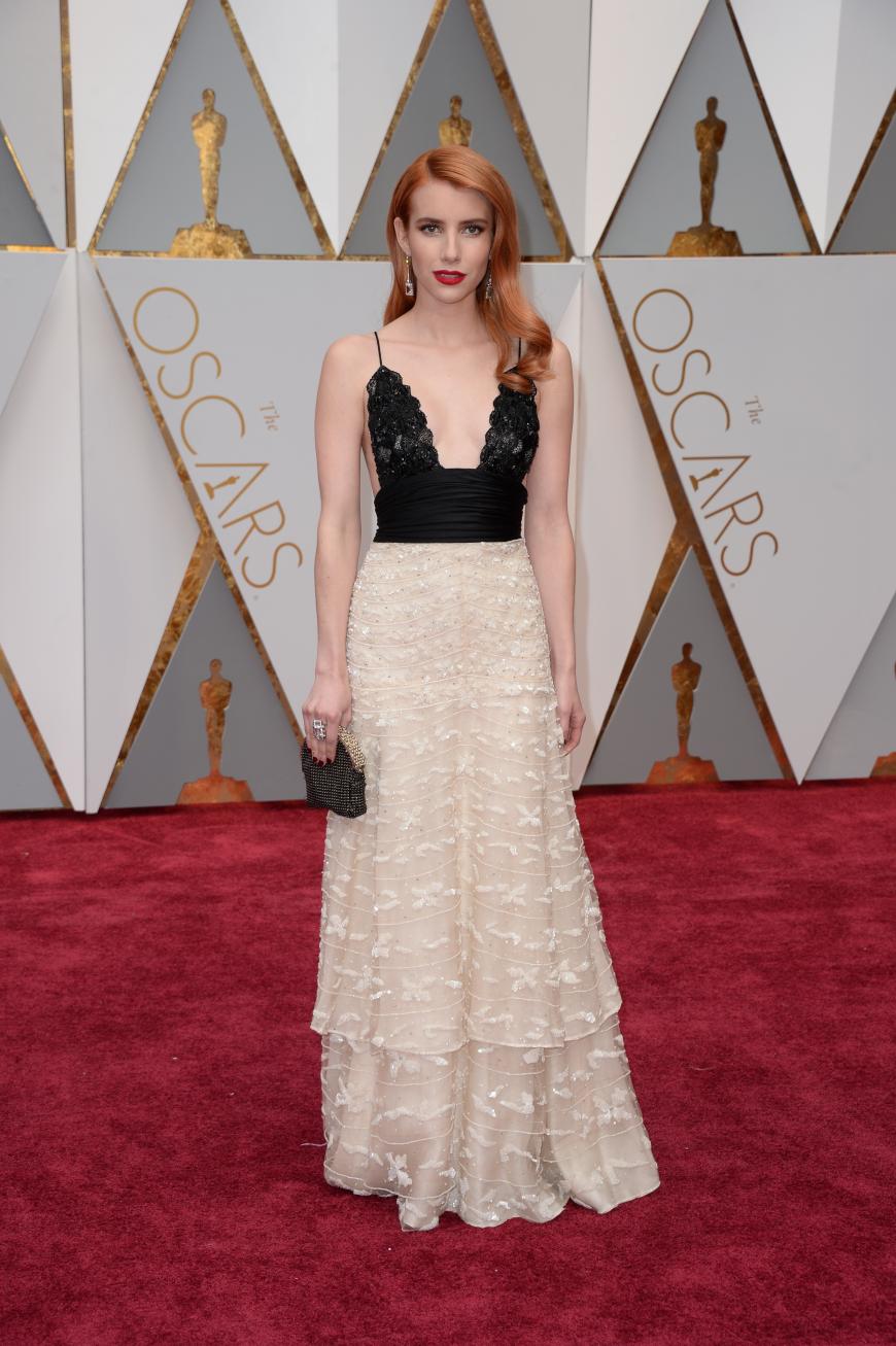 Emma Roberts entschied sich für einen rundum gelungenen Look von Vintage Armani Privé.