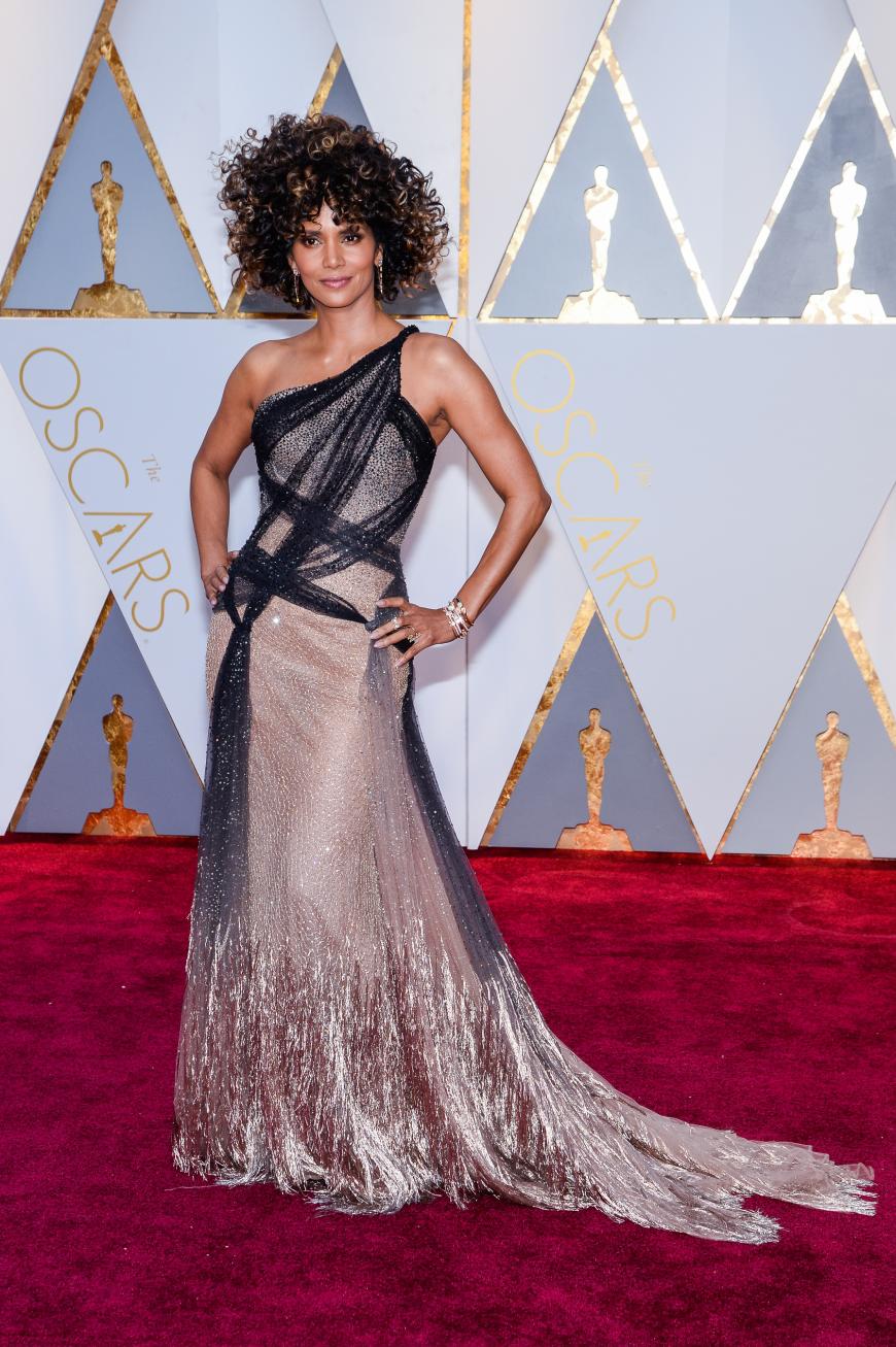 Umgehauen hat uns auch Halle Berry, die in ihrem Kleid von Versace plus Wuschelkopf ein absoluter Hingucker ist.