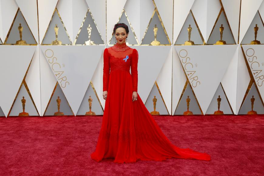 Auch Schauspielerin Ruth Negga trägt nicht nur diese wundervolle rote Robe von Valentino, sondern ebenfalls die blaue Schleife. ACLU steht für American Civil Liberties Union und ist eine US-amerikanische Bürgerrechtsbewegung. Sie setzt sich unter anderem für Meinungsfreiheit, die Gleichberechtigung von Homosexuellen und gegen die Todesstrafe ein.