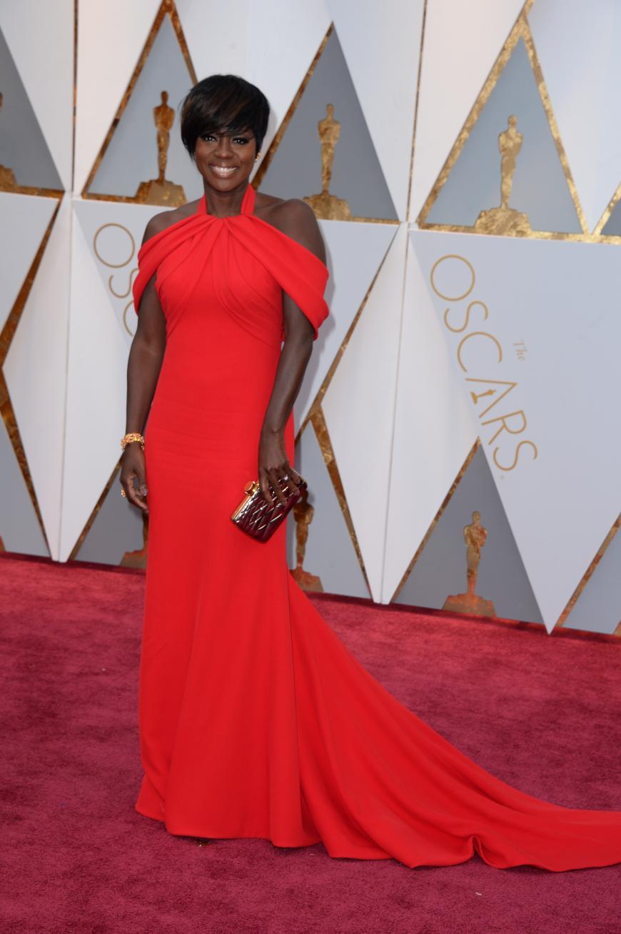 Wahnsinn! Viola Davis schafft es nicht nur, den Oscar als beste Nebendarstellerin zu ergattern, sie sieht auch 1A aus und schafft es damit in unsere Best-Dressed-Liste.