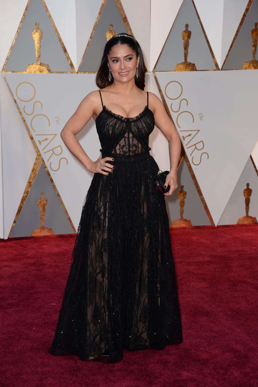 Salma Hayek haut uns in diesem filigranen Spaghettiträger-Kleid von Alexander McQueen um. Liegt vielleicht auch daran, dass Salma eine Monster-Ausstrahlung hat.