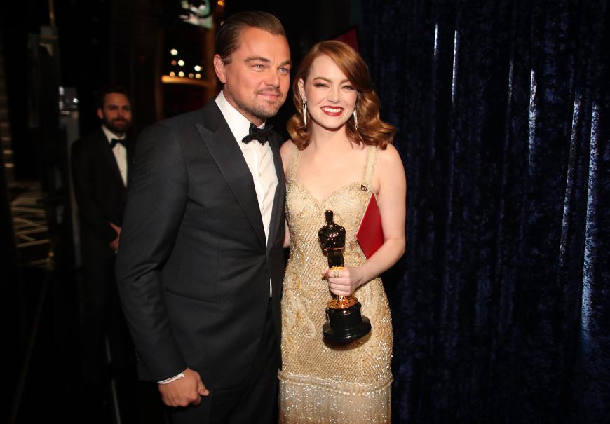 Emma Stone freut sich über ihren ersten Oscar. Schauspielkollege Leonardo DiCaprio überreichte ihn ihr.