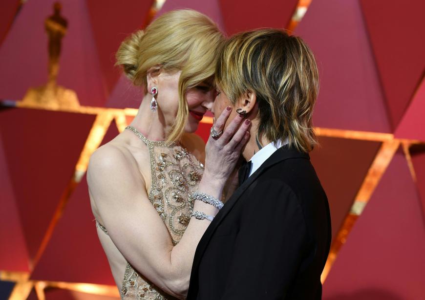 Zärtlich das Gesicht ihres Mannes Keith Urban berühren geht da schon besser.