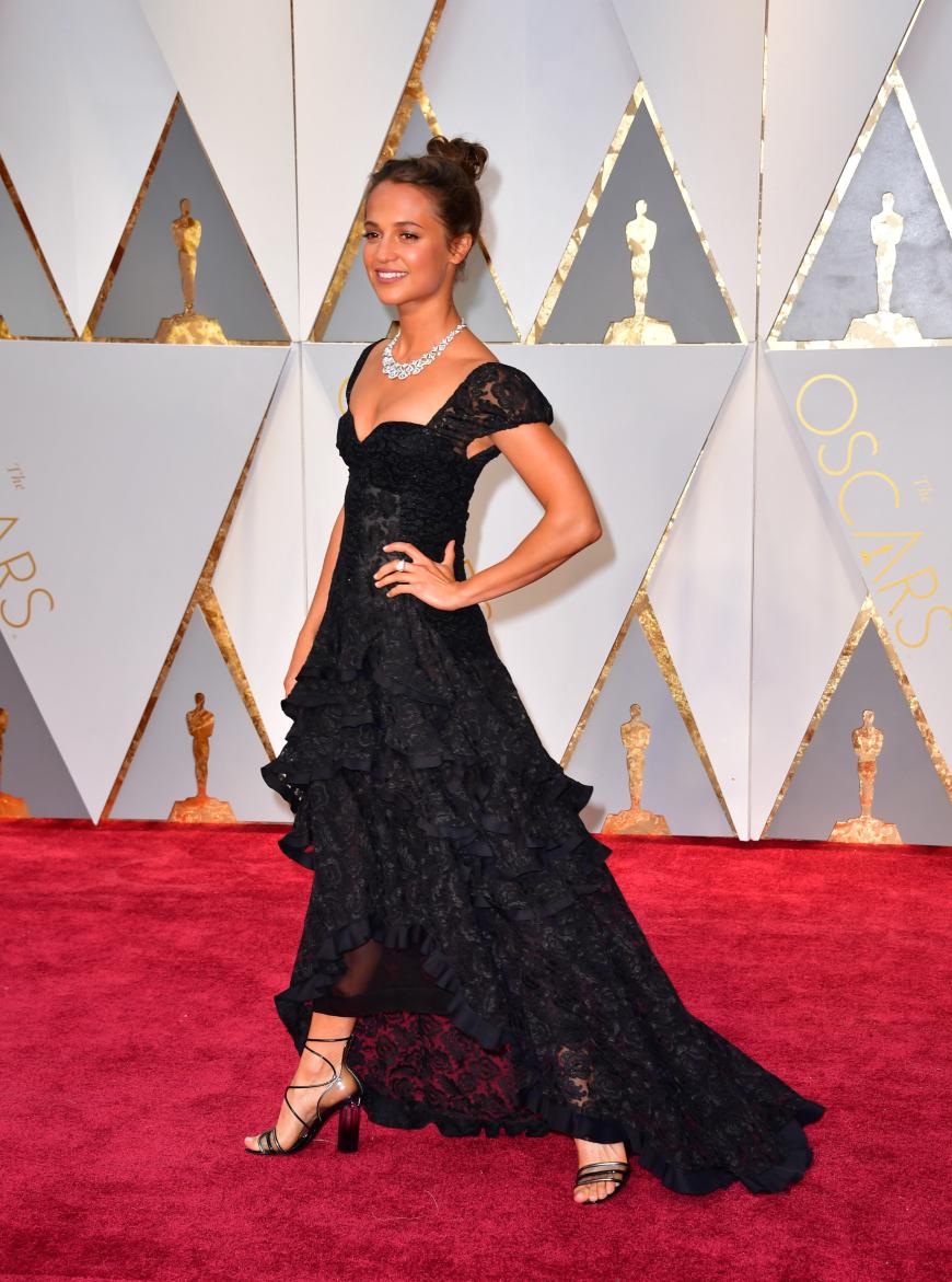 And the Oscar goes to... Naja, für die Outfitwahl an Alicia Vikander jedenfalls nicht. Ein altbackener Spitzen-Volant-Albtraum!