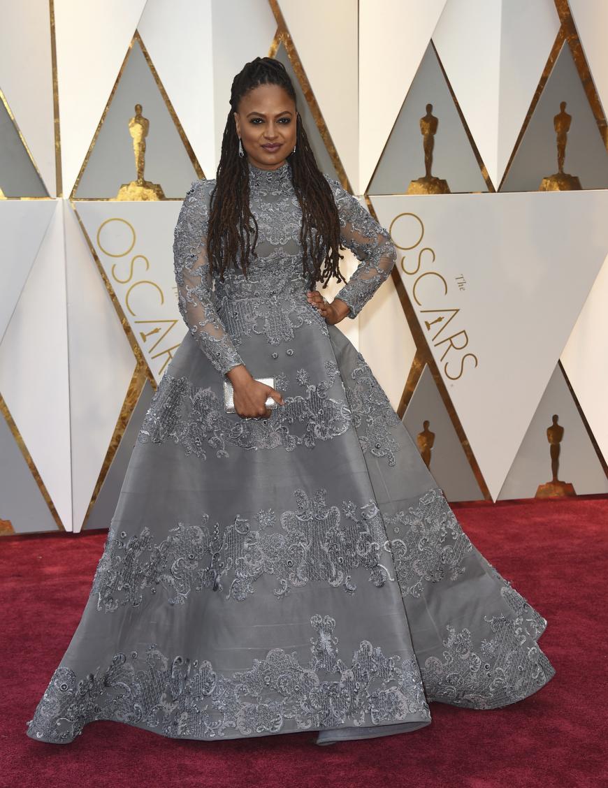 An sich trägt Ava DuVernay ein schönes Kleid, wenn sie 65 Jahre aufwärts wäre. Die Frisur passt leider gar nicht zum Dress und insgesamt ist es alles zu hochgeschlossen und zu bieder für die Oscar Verleihung 2017!