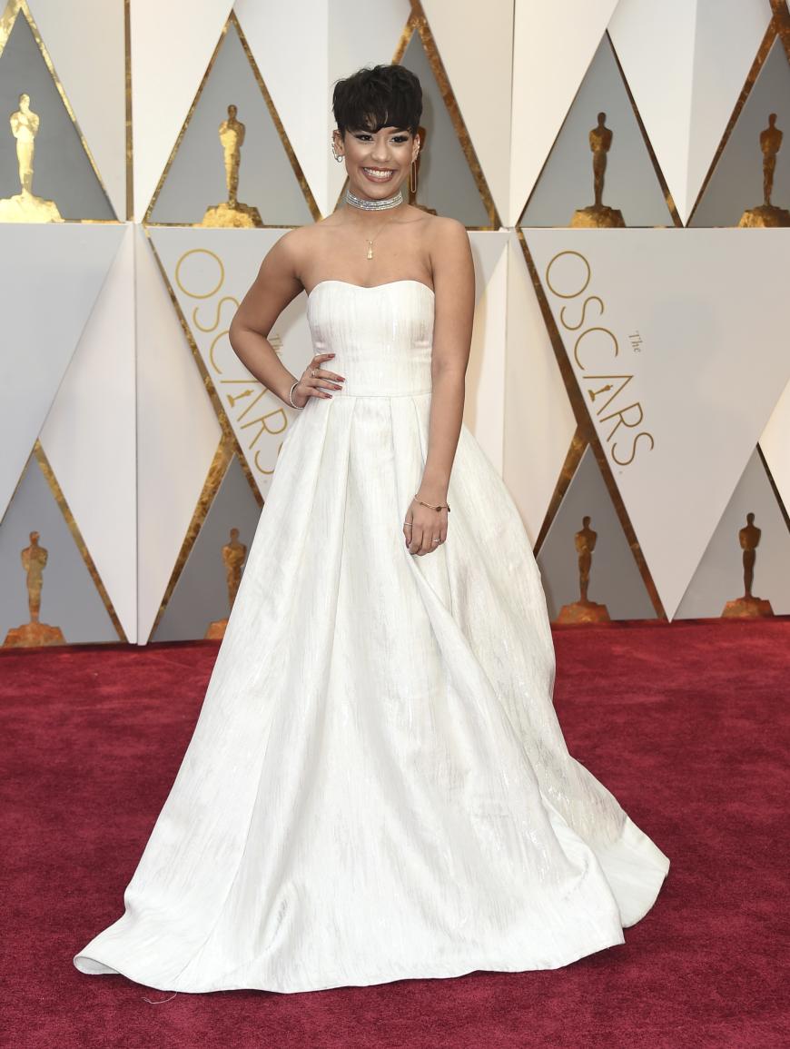 Huch, wir sind kurz mal eingeschlafen bei dem Kleid von Brianna Perez .... Abgesehen von dem Langeweile-Faktor sieht das Kleid eher nach Hochzeit als nach Academy Awards aus.