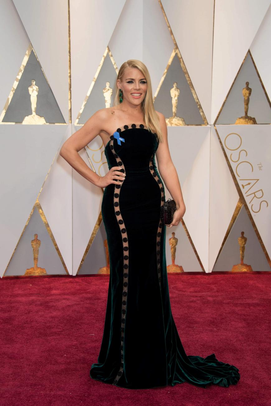 Dunkelgrüner Samt ist eine wirklich schöne Wahl, nur die Punkte sind einfach zu verspielt für die kurvige Busy Philipps!