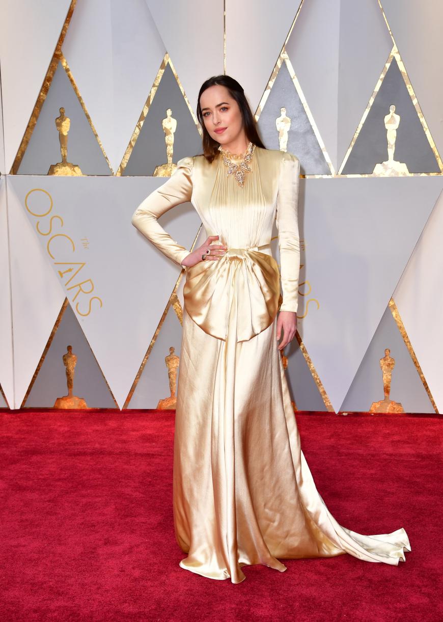 Huch Gott, Miss Dakota Johnson hätten wir so angezogen kaum erkannt, nachdem wir sie aus