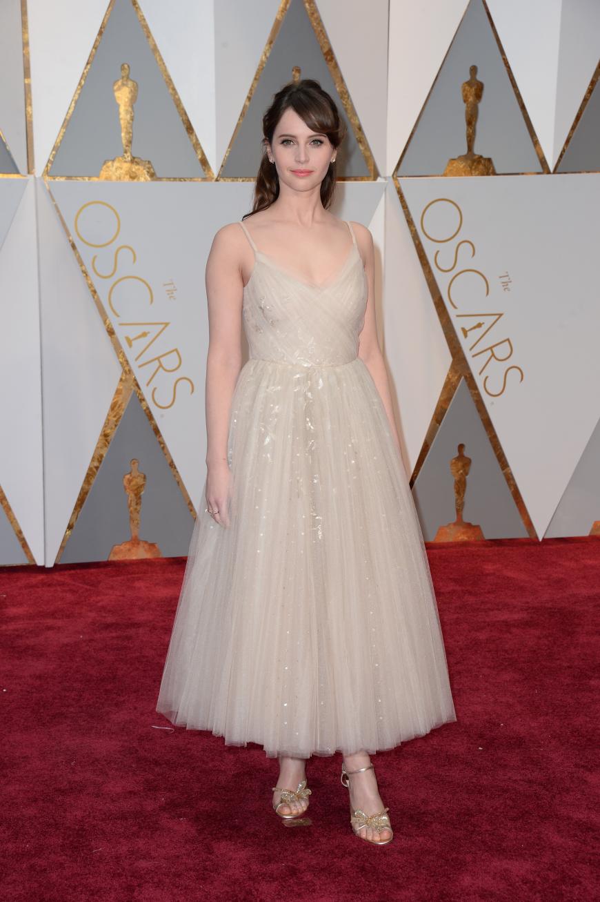 Oh, eine Fee, ach nee, es ist nur Felicity Jones. Falls sie dennoch mit dem Kleid fliegen kann, flieg weg und zieh dir bitte etwas anderes an.