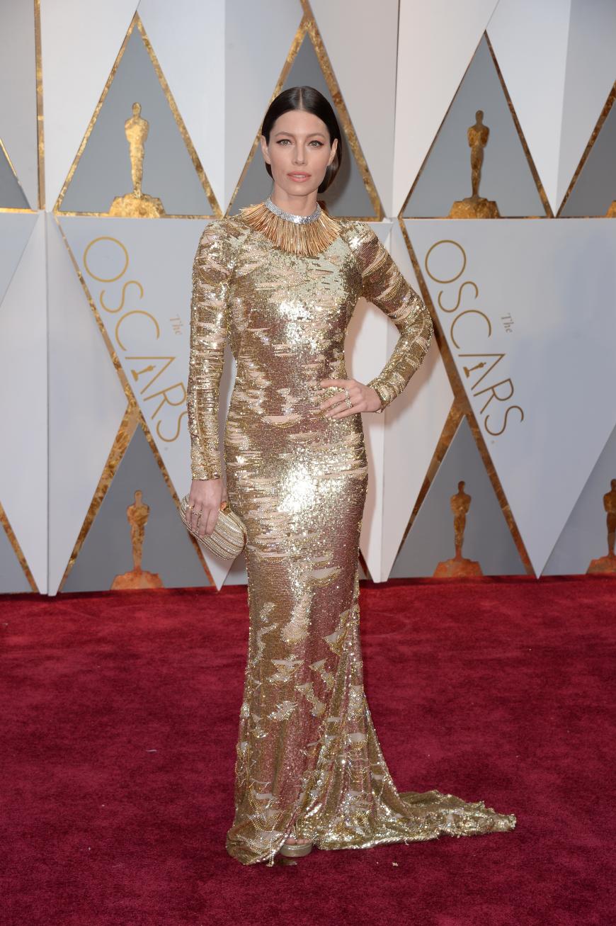 Auch Jessica Biel scheint in den gleichen goldenen Topf gefallen zu sein wie Dakota Johnson. Viel zu viel, zu viel, sagten wir schon: Zu viel? Selbst die Schuhe, Handtasche und der Schmuck waren gold.