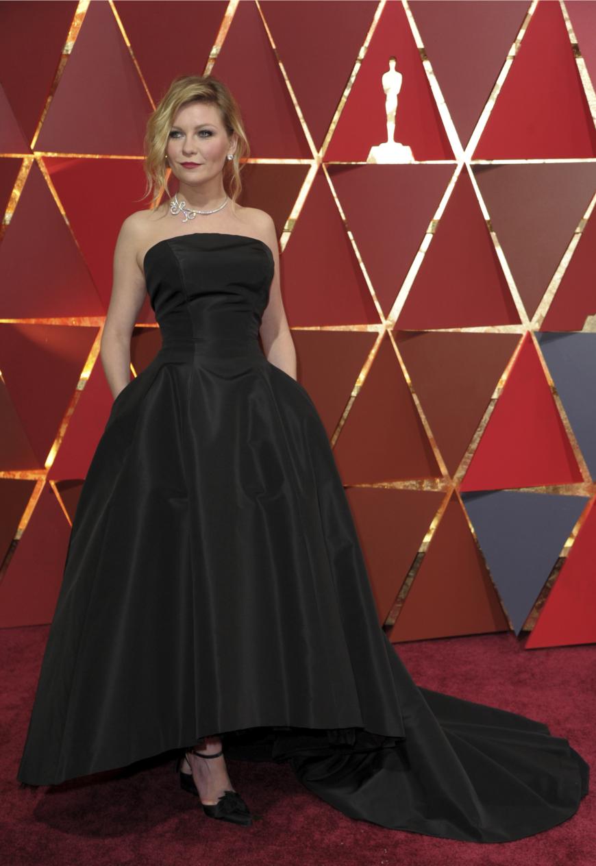 Kirsten Dunst könnte in diesem Dress wunderbar in einer Vampir-Serie mitspielen. Für die Academy Awards 2017 ist es uns zu schwarz und auch mit diesen spießigen Schuhen reißt die Schauspielerin es nicht raus...