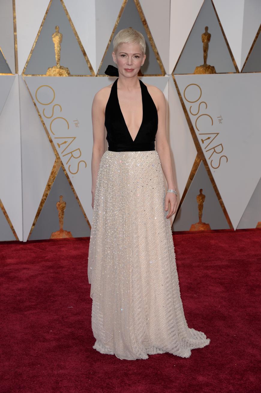 Auch die Schauspielerin Michelle Williams überzeugte uns nicht, das Kleid hatte einen zu tiefen Ausschnitt, der Rock war langweilig und öde war leider auch das Make-up der zarten Blondine.