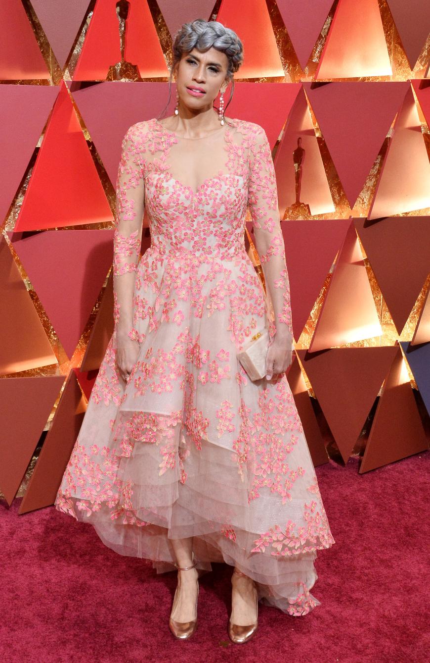 Mimi Valdes Outfit ist von oben bis unten geschmacklos, auch die Frisur, die eine Mischung aus kleinem Mädchen und Granny darstellt, turnt uns wirklich ab...