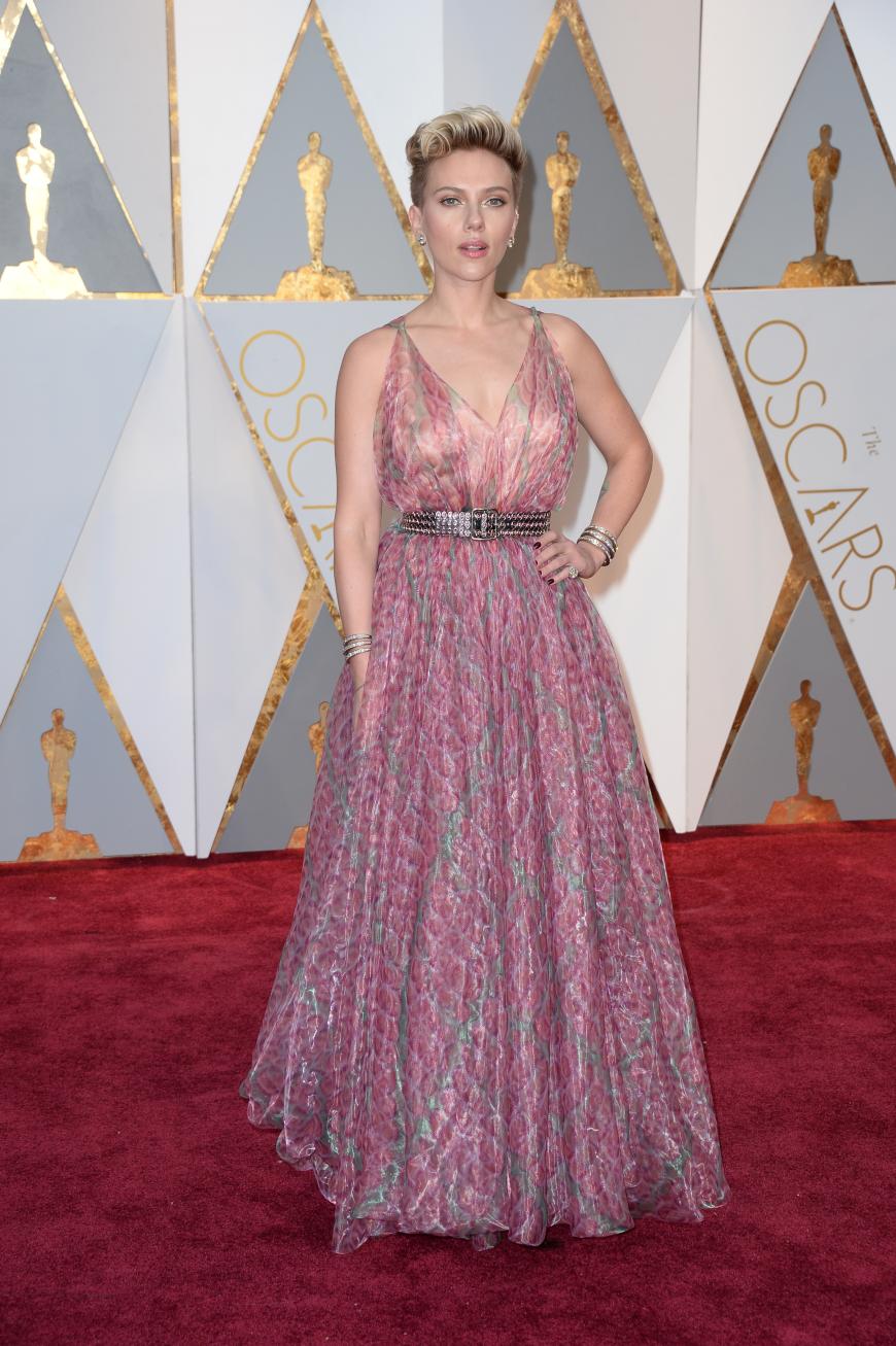 Ach Scarlett, warst du beim gleichen Frisur wir Charlize Theron? Und auch das Outfit ist mehr für einen sommerlichen Empfang als für die Oscar Verleihung geeignet.
