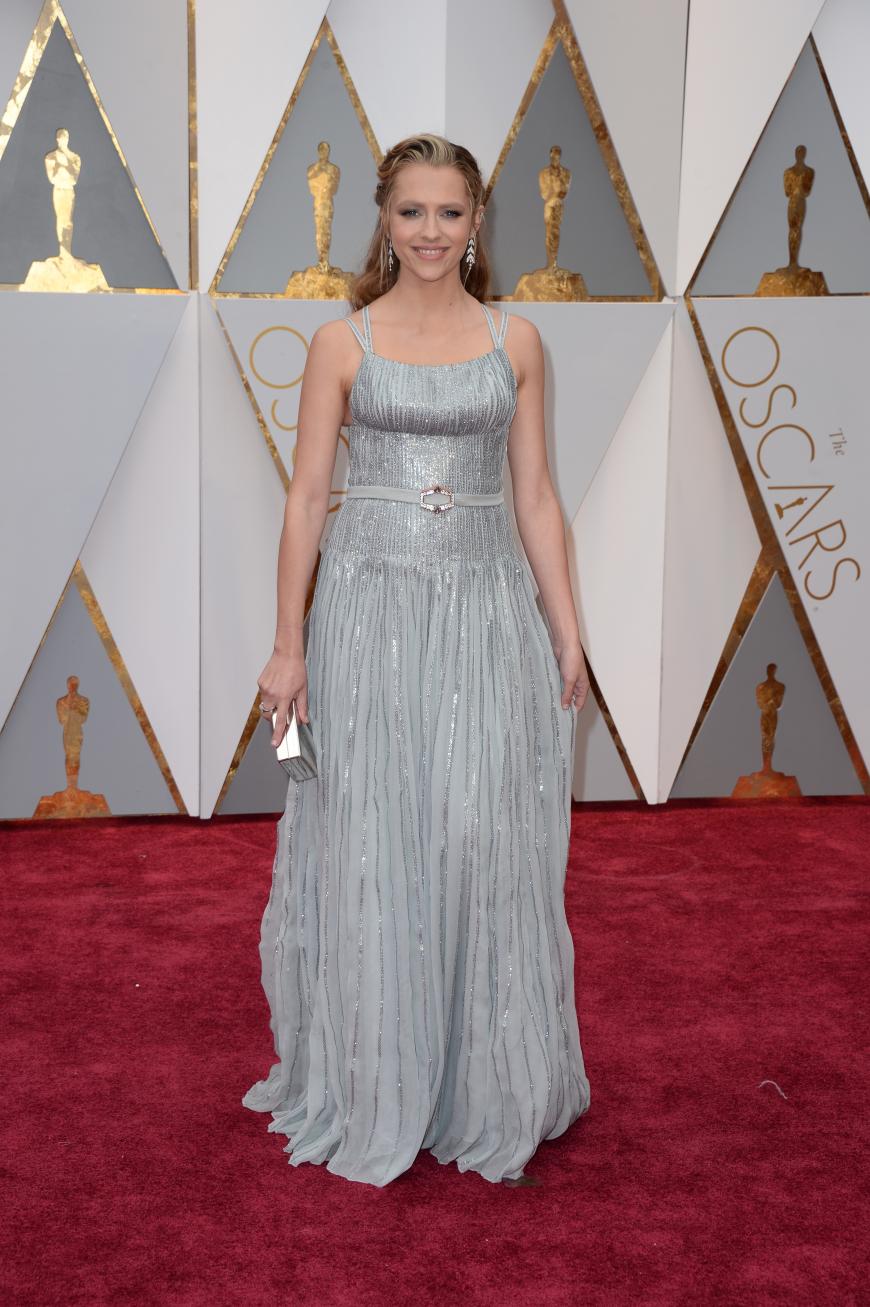 Teresa Palmer kam in einem graublauen Kleid, das ihre Oberweite fast unter das Kinn drückte. Auch der Gürtel tat gar nichts Gutes für die Schauspielerin...