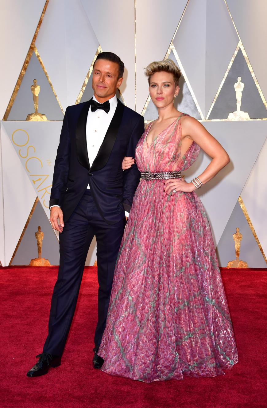 Bei den Oscars 2017 rätselten alle: Wer ist der Mann neben Scarlett Johansson?