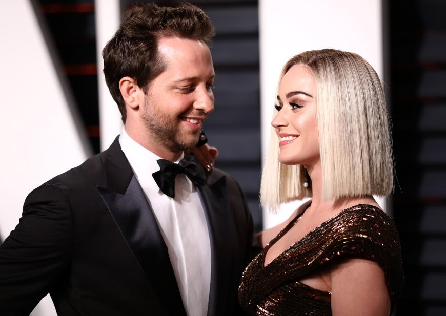 Katy Perry hingegen schäkerte mit Autor Derek Blasberg ...