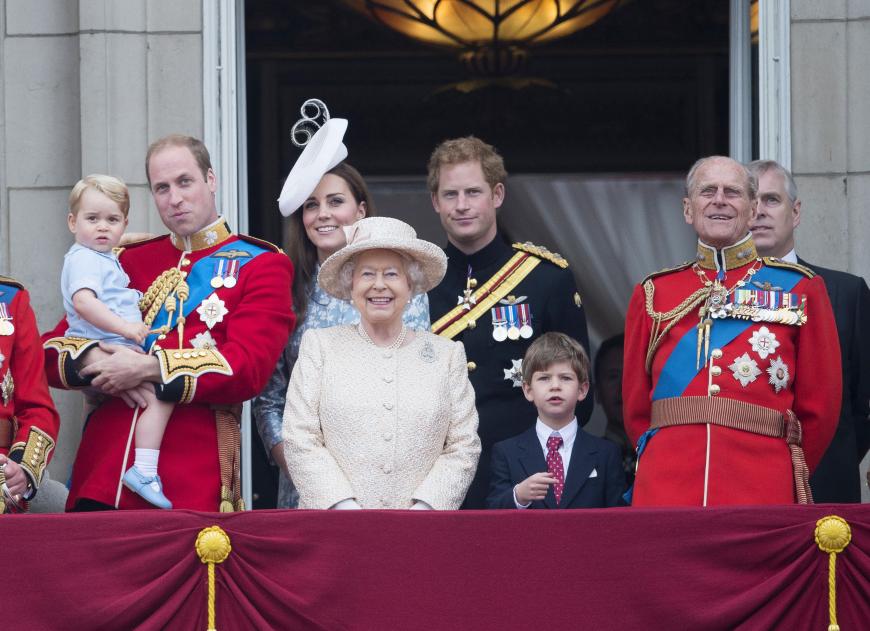Die Queen und Prinz Philipp müssen wegen den Bauarbeiten umziehen. Prinz William und Herzogin Kate haben sicherlich noch ein Gästezimmer frei. Ansonsten können die Royals auch in einem der 775 Räumen im Buckingham Palace unter kommen.