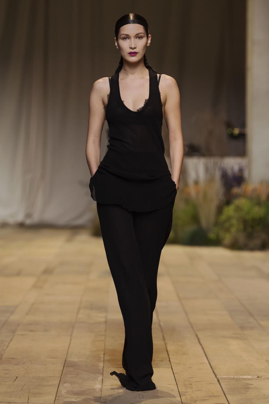 In elegantem Schwarz sah Bella Hadid atemberaubend aus!