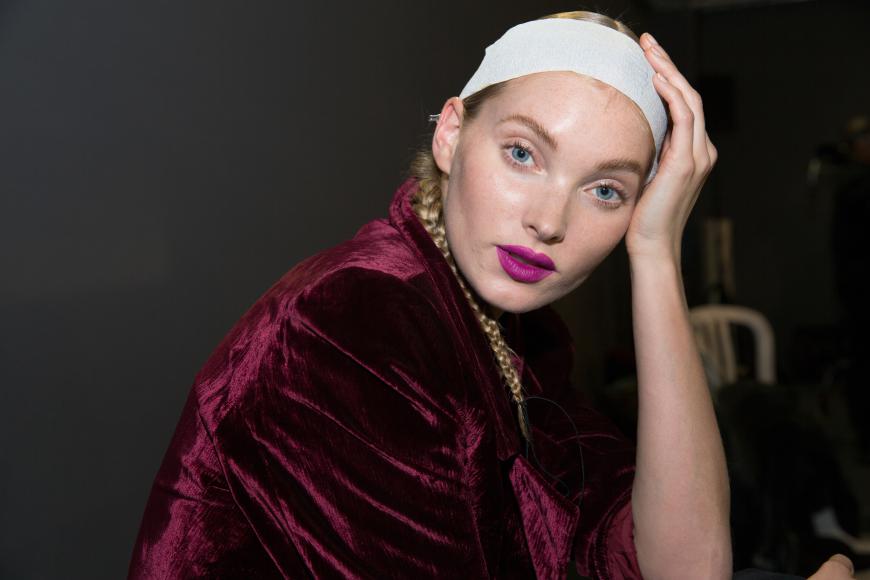 Das Make-up war, bis auf den Beerenton auf den Lippen, sehr natürlich gehalten.
