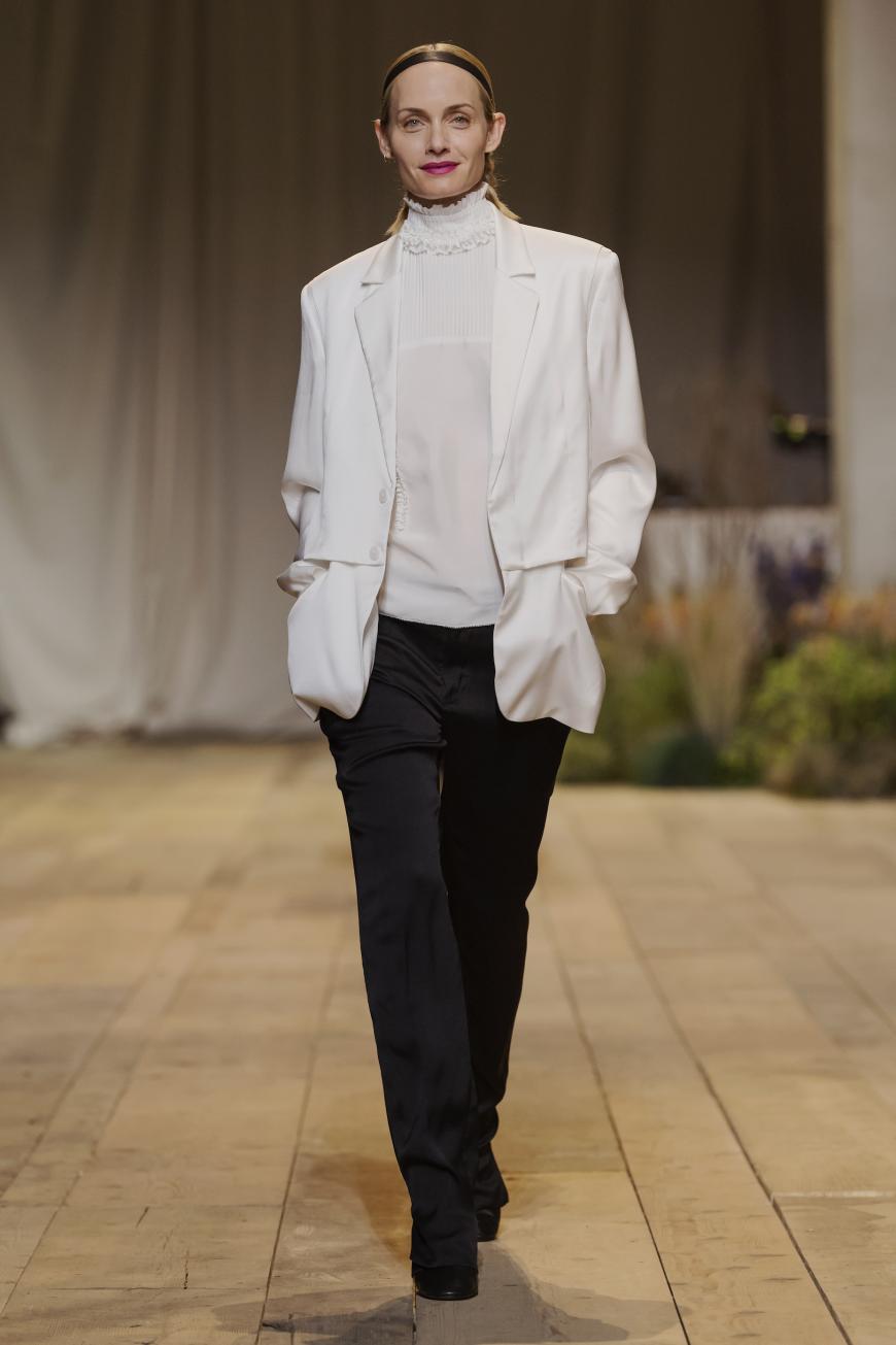 Auch Schauspielerin und Model Amber Valetta lief gestern über den H&M-Laufsteg in Paris.