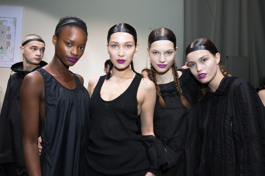 Lippenstift in einem Beerenton dominierte beim Make-up die H&M Show.