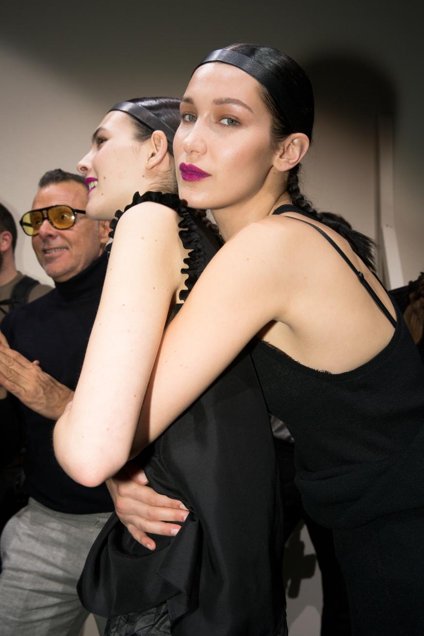 Backstage hatten die Models, wie hier Bella Hadid, auch super gute Laune.