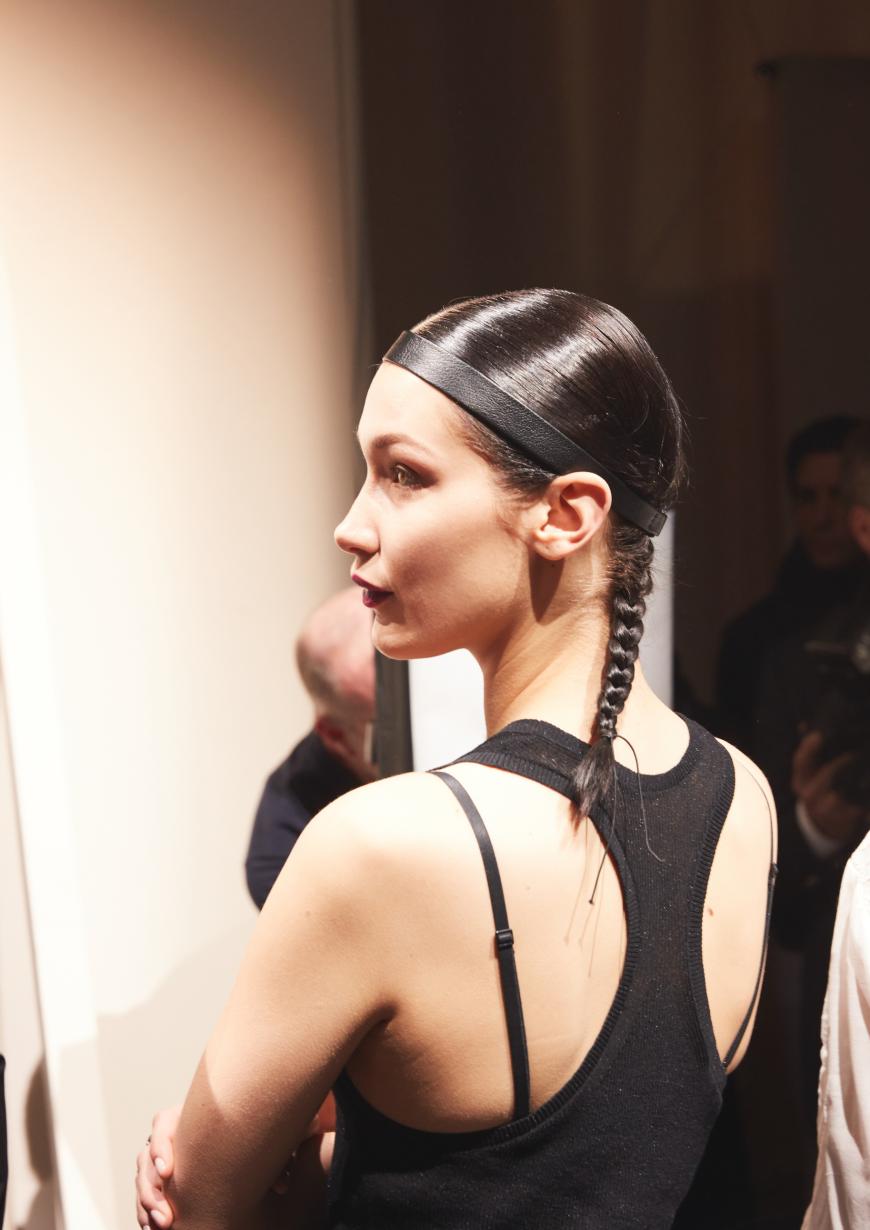 Bella Hadid wartet, gleich geht es los.