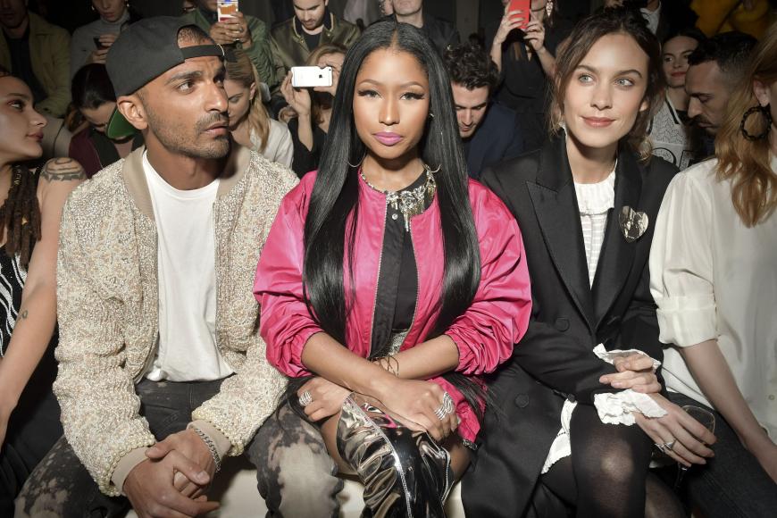 Auch Stargast Alexa Chung, rechts neben Nicki Minaj sitzend, hatte viel Spaß gestern Abend in Paris.