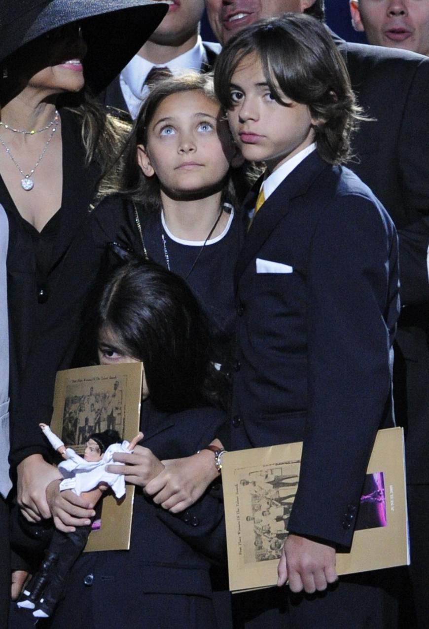 2009 musste sich Paris Jackson mit ihren Brüdern vom berühmten Vater Michael Jackson verabschieden. Sein früher Tod überschattete ihre Jugend.