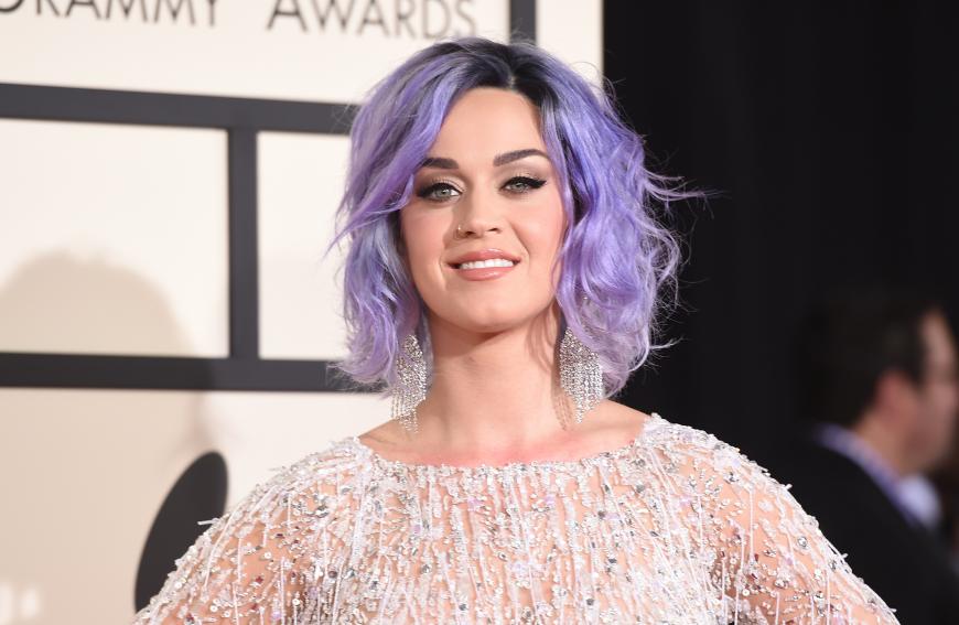 Die Sägerin verändert gerne ihre Haare. Bei den Grammys 2016 zeigte sie sich noch mit kurzem lila Bob.