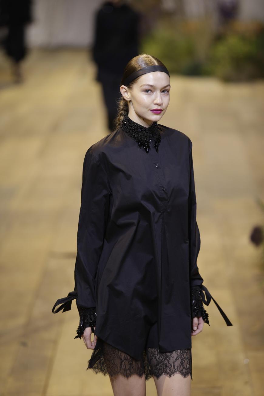 Bei der Fashion Show für die H&M Studio SS17 Kollektion durfte die 21-Jährige über den Catwalk laufen. Doch für ihr Vogue Cover bekam sie jetzt ordentlich Kritik.