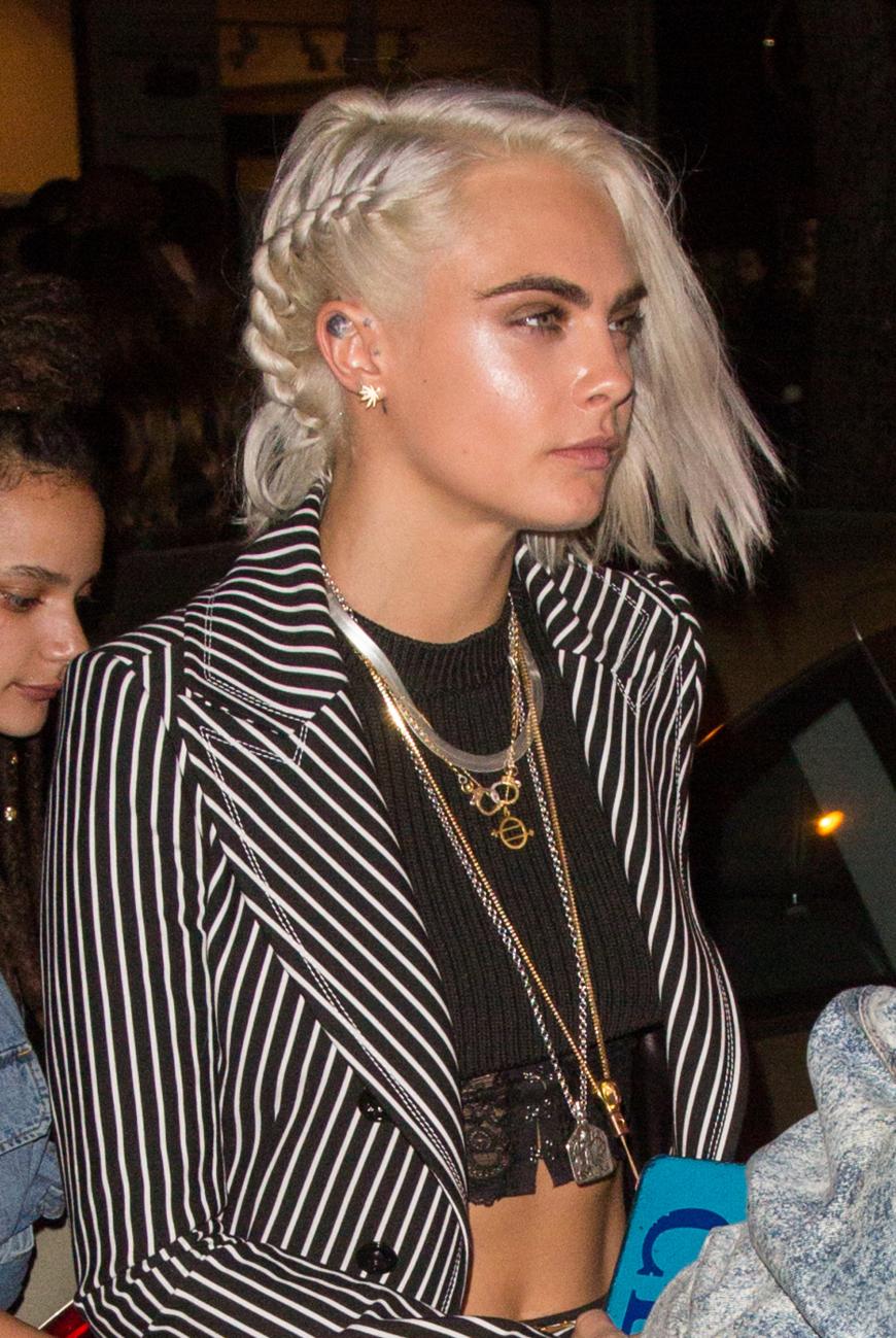 Wagemutig: Cara Delevingne überrascht mit kurzen, platinblonden Haaren.