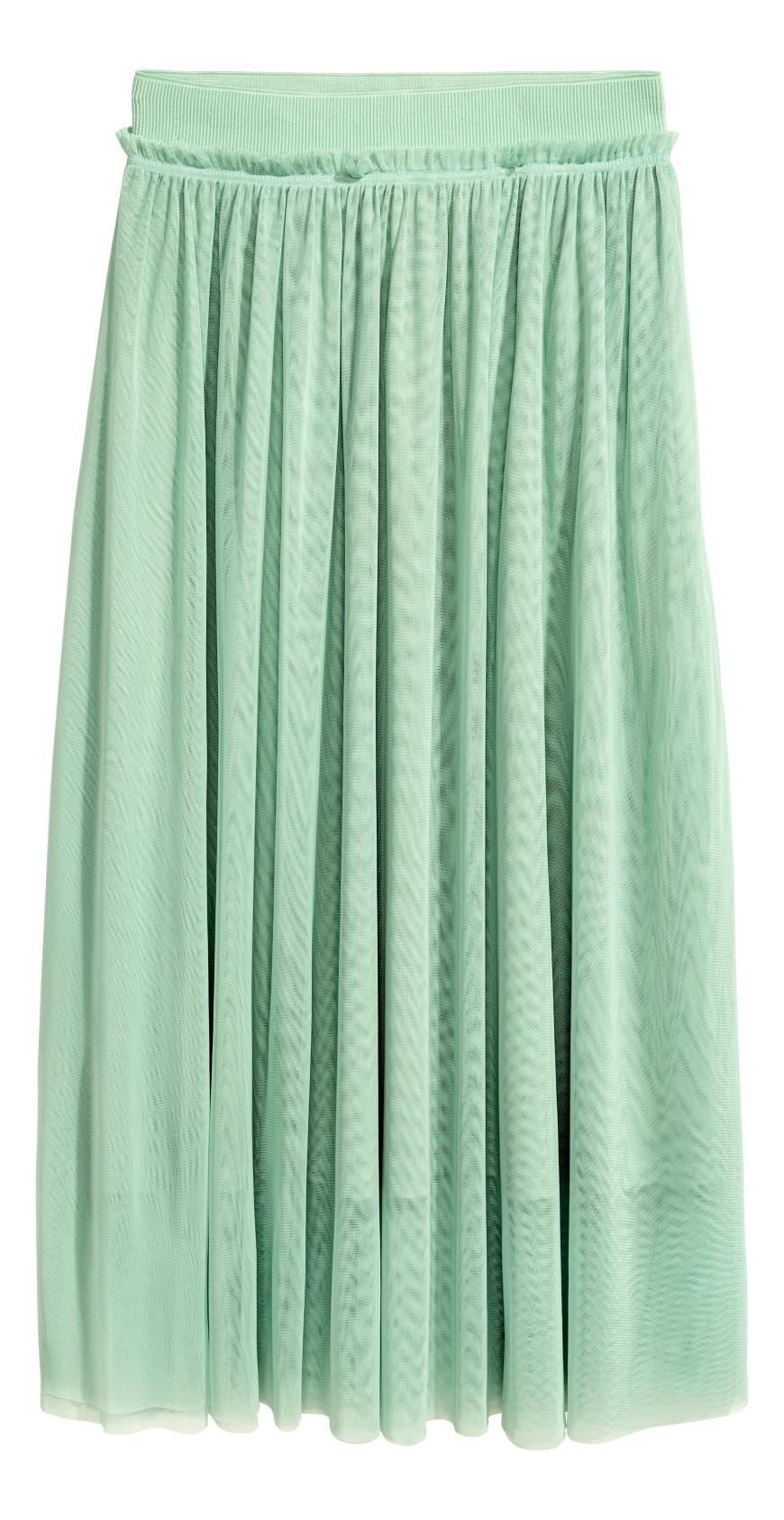 Der mintfarbene Plisseerock komplettiert das frühlingshafte Outfit für ca. 20€.