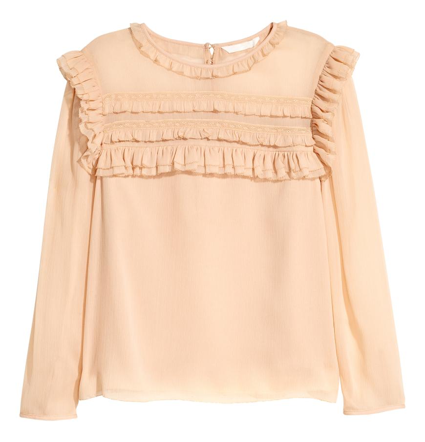Eine nudefarbene Bluse bringt uns den Frühling im Handumdrehen, ca. 15€ von H&M.