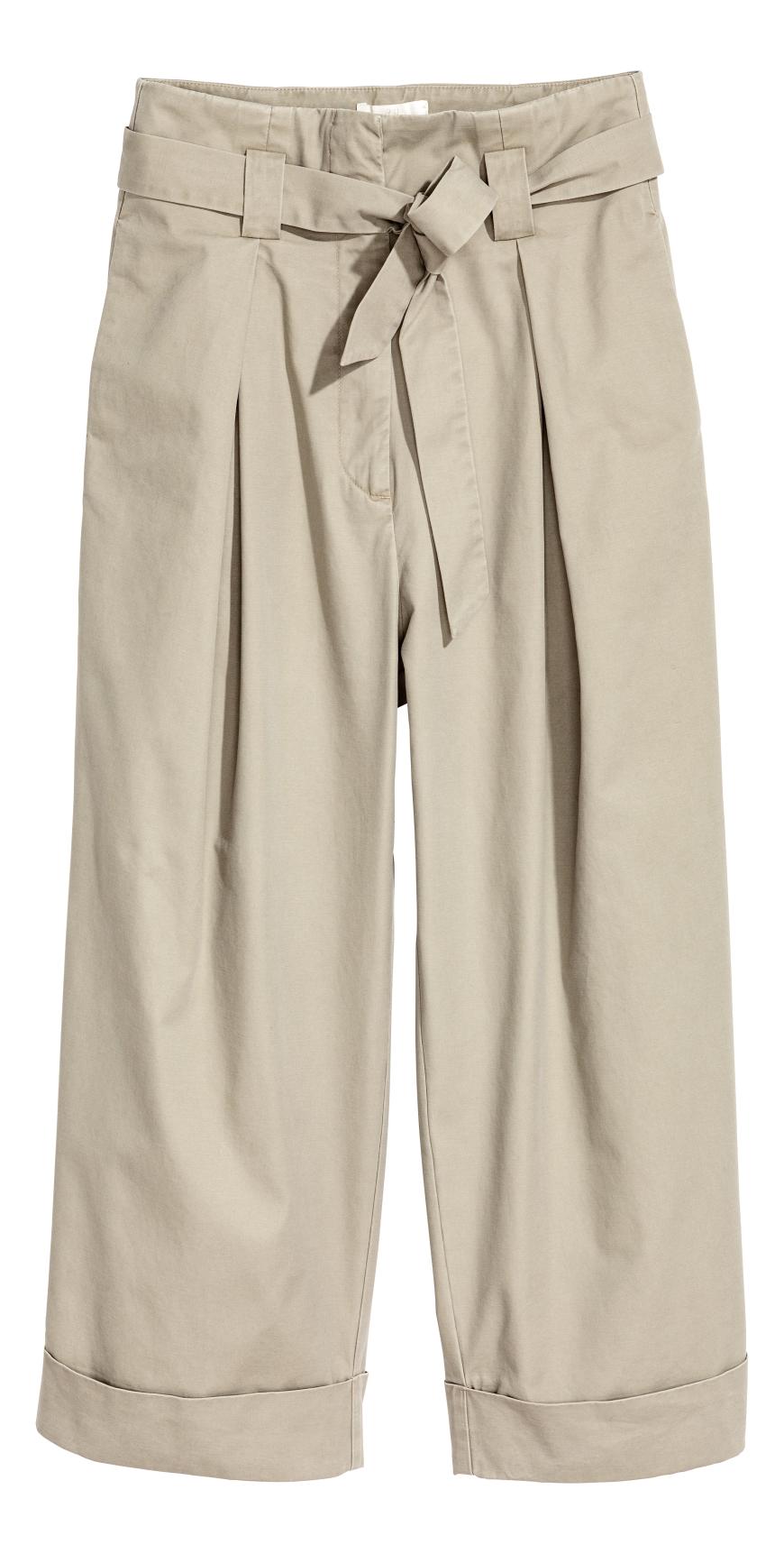 Eine luftige Chino-Hose, was würden wir dafür geben, sie jetzt schon zu tragen... Kommt am 30. März bei H&M online und wird ca. 40€ kosten.