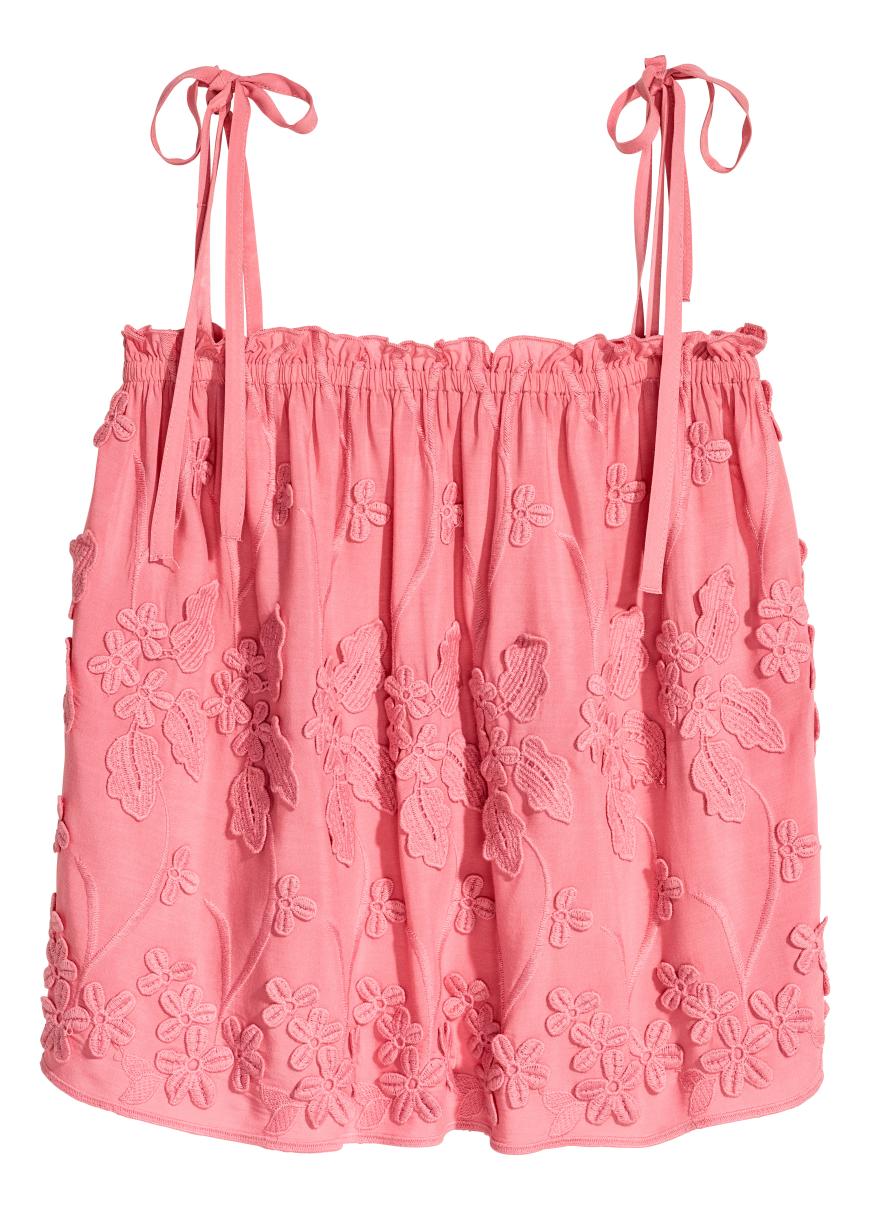 Zarte Stickerei und ein schönes, kräftiges Pink – am Schönsten in einem Meer aus Blumen! H&M, ab dem 30. März, ca. 30€.