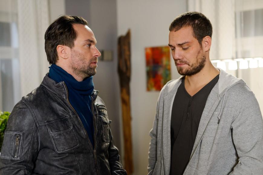 "Leo Brück" (rechts) galt die letzten Wochen bei "Alles was zählt" als vermisst - nun kehrt der Flüchtige zurück.