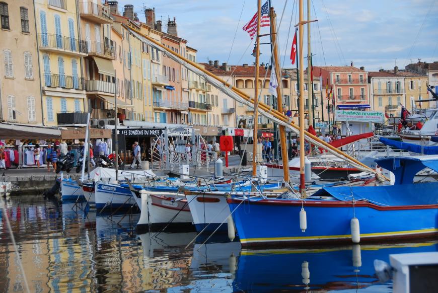 So unscheinbar wie das Hafenstädtchen Saint Tropez heute aussehen mag, so viel High Society verbirgt sich auch dahinter.