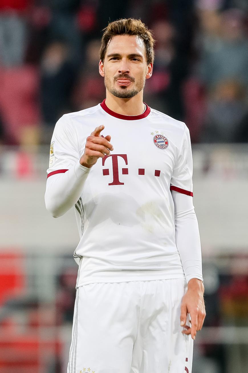 Mats Hummels fliegen die Herzen im Netz zu. 