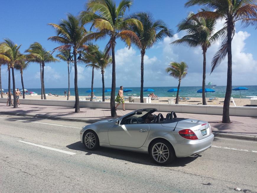 Am Strand von Miami flanieren nicht nur Promis. Auch Touristen reisen häufig nach Florida.