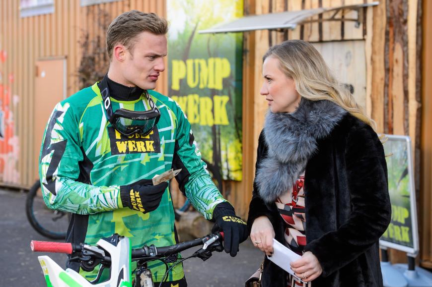 Robert Maaser (hier mit Ania Niedleck) spielt den Downhill-Biker Tim Bayer.