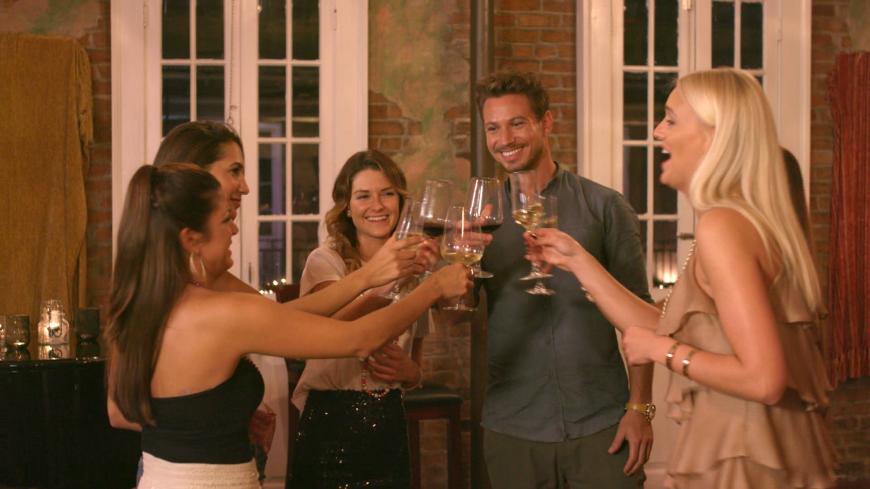 An Alkohol mangelt es in der Kuppelshow nicht: