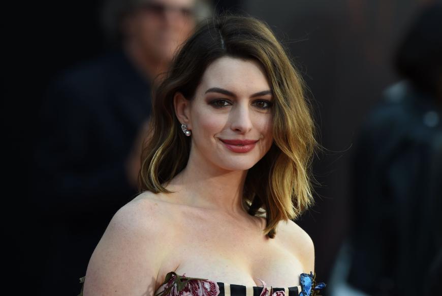 Im März 2016 wurde Anne Hathaway zum ersten Mal Mutter. Jetzt teilte sie das erste Foto ihres Sohns Jonathan Rosebanks.