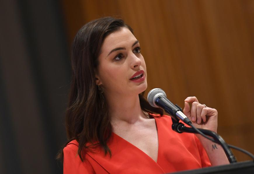Das Bild zeigt, wie Jonathan gebannt der Rede seiner Mama Anne Hathaway lauscht, die hielt am Mittwoch, 08. März, zum Weltfrauentag eine Ansprache vor den UN.