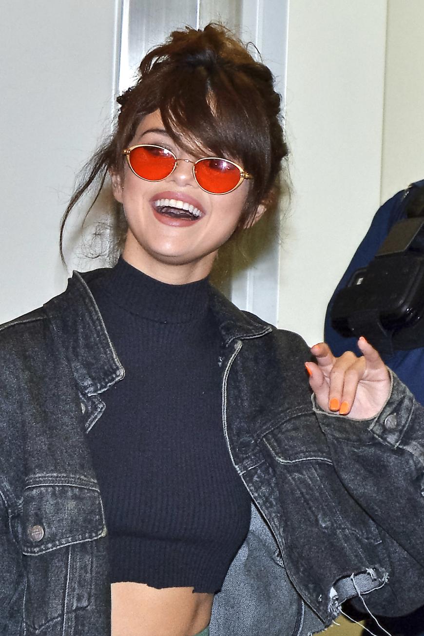 Ach ja, könnten wir doch nur alles durch die rosarote Brille sehen... Selena Gomez hat gut lachen.